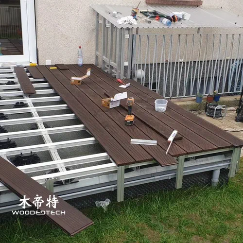 WPC-Decking-Oberflächenbehandlung verbessert Aussehen Textur und langfristige Outdoor-Performance