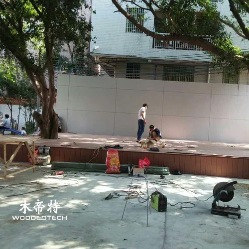 การใช้งานสระว่ายน้ําพื้นไม้พลาสติกมีตัวเลือกพื้นกันน้ํากลางแจ้งรอบ ๆ พื้นที่ว่ายน้ํา