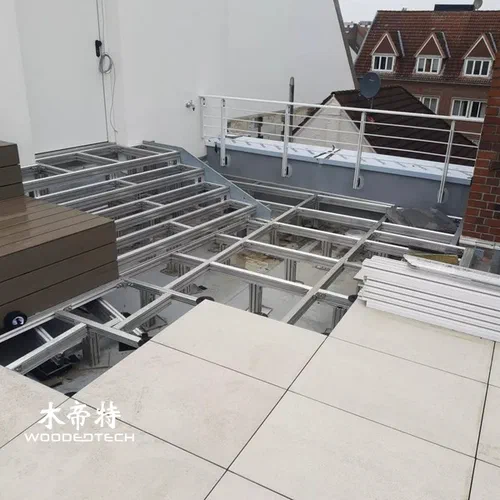 2x6 composite decking fornisce una pratica opzione di dimensioni per i ponti residenziali e commerciali all'aperto
