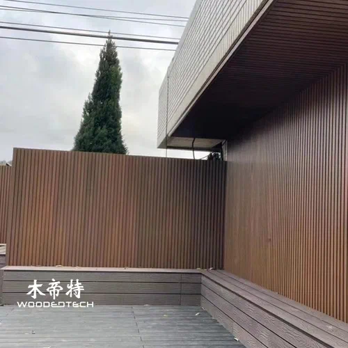 Coffee composite decking tworzy ciepłe naturalnie wyglądające przestrzenie zewnętrzne z nowoczesnymi drewnianymi materiałami z tworzywa sztucznego