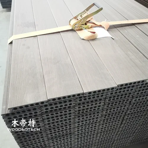 Tavole di decking composito da 4 incni durevoli per spazi esterni compatti