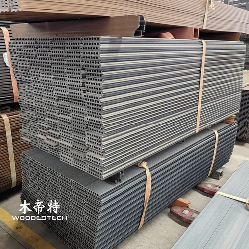 Tavole composite di decking a legno durevoli per patio e giardini all'aperto