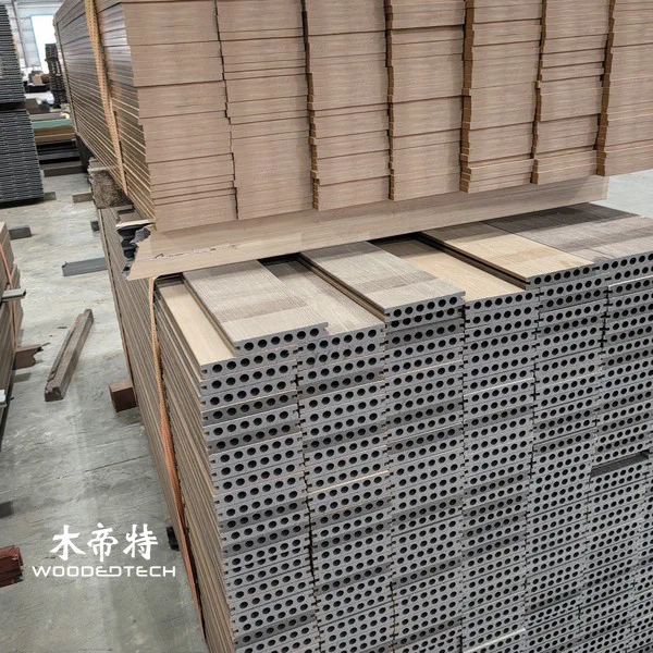 Prezzo di fabbrica WPC Decking Floor: Soluzione esterna conveniente
