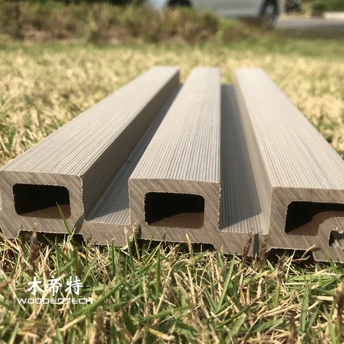 il prezzo della pavimentazione in legno di plastica dipende dalle opzioni di progettazione di qualità del materiale e dai requisiti di progetto