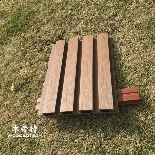 Inquadratura per il decking composito per costruire mazzi all'aperto stabili e di lunga durata
