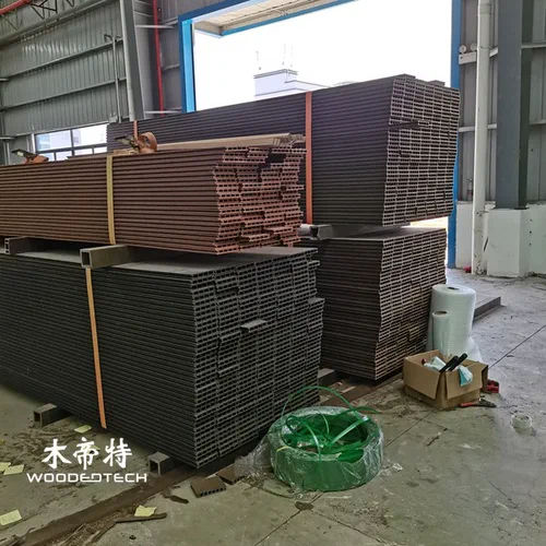 Decking E WPC è una soluzione esterna ideale per spazi di manutenzione durevoli e bassi