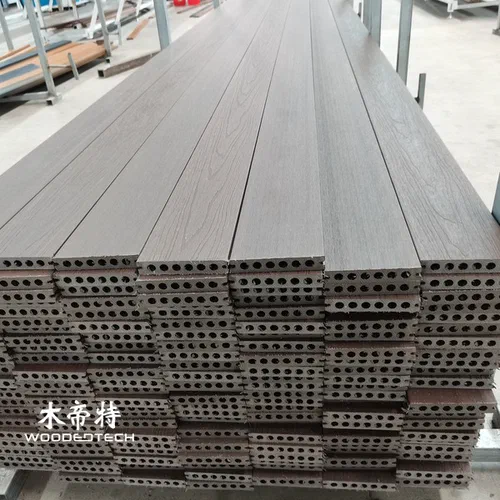Guida di decking composito fai da te per un'installazione facile del deck all'aperto