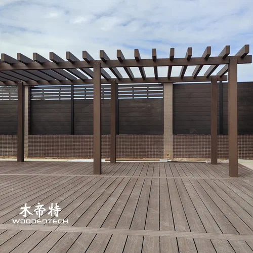 Il decking e l'installazione compositi forniscono soluzioni complete per la costruzione di pavimenti esterni resistenti