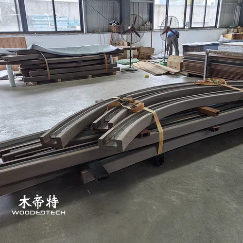 Il decking dell'estrusione di WPC co offre una protezione superficiale migliorata con i moderni progetti di pavimenti per esterni