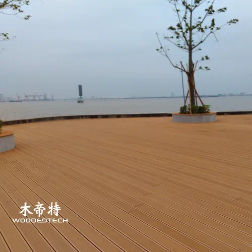 Le opzioni di pavimentazione del deck composito includono diversi profili Colori e trattamenti di superficie per progetti