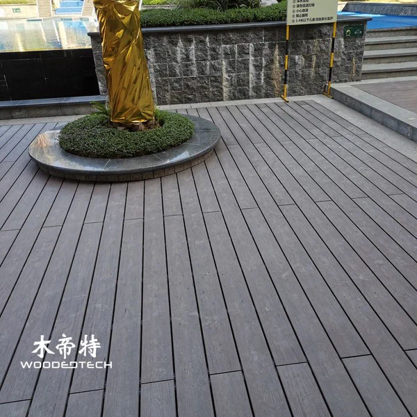 Pavimenti in legno di plastica resistenti alle intemperie per balconi e giardini all'aperto