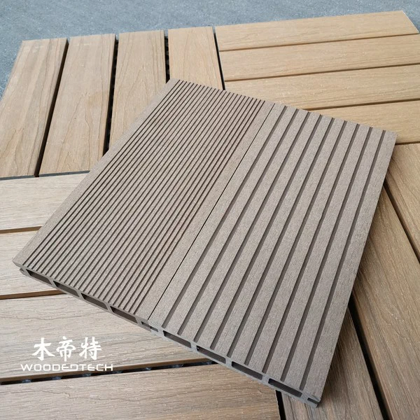 D14025-3 دو شیار سطح قهوه رنگ چوب پلیمر کامپوزیت Decking سبک ساده زیبا در فضای باز را فراهم می کند