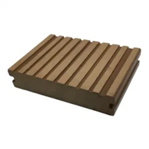 La cubierta de madera de plástico D14530S con ranuras antideslizantes profundas es ideal para aplicaciones de escaleras de área pública